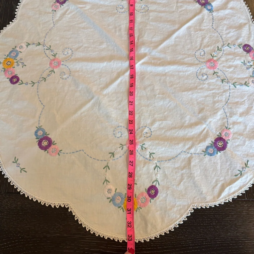 Vintage Hand‎ Embroidered 31x33” Round Centerpiece Doily Tablecloth Floral White
